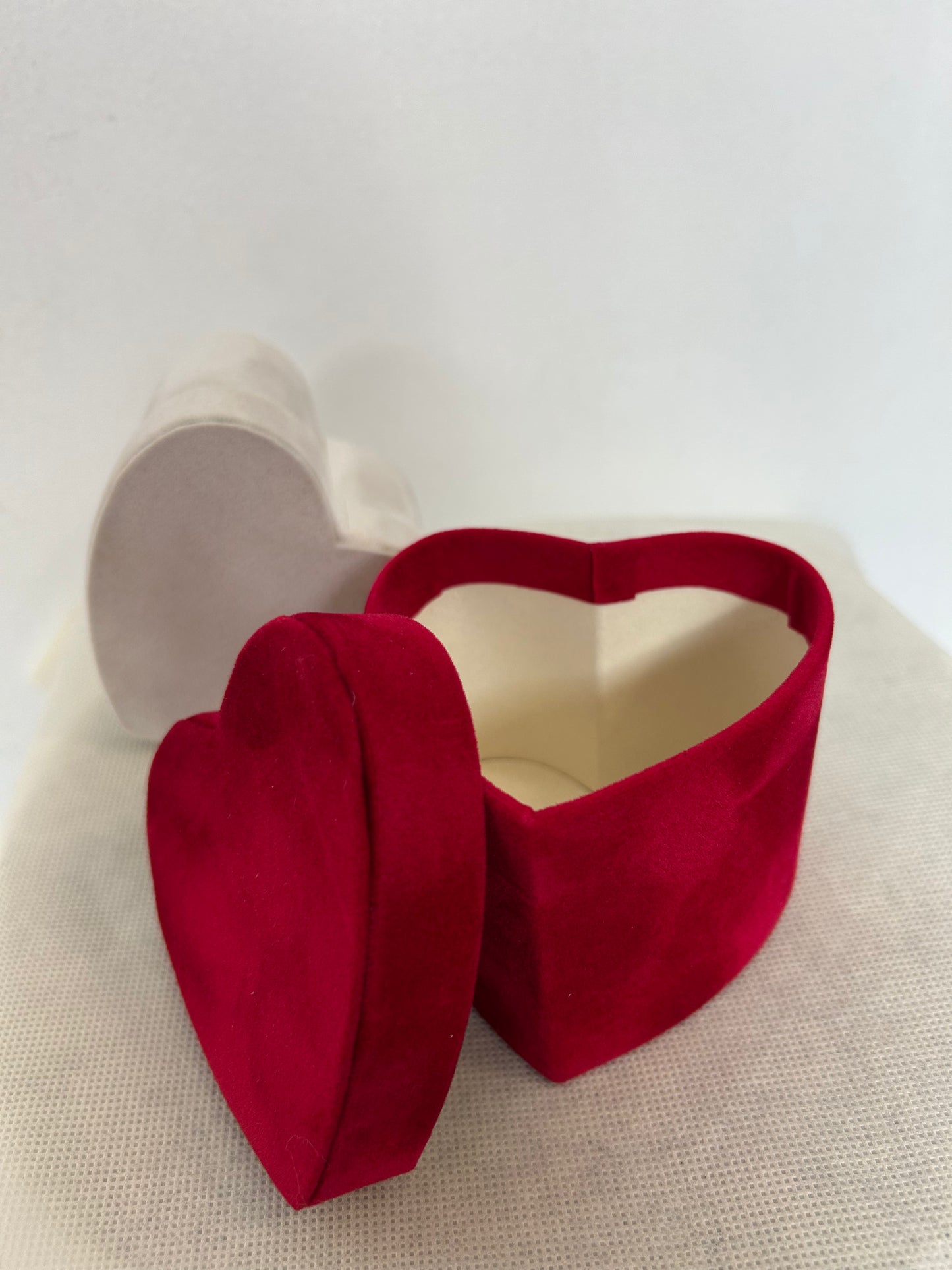 Cofanetto a forma di cuore rosso in tessuto