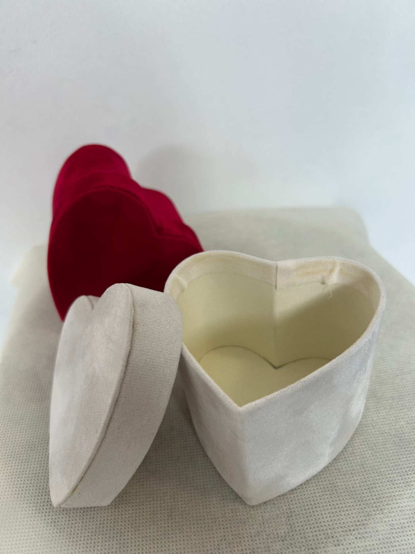 Cofanetto a forma di cuore bianco in tessuto