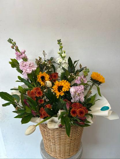 Composizione floreale con fiori misti di stagione