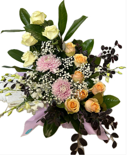 Composizione floreale con fiori misti di stagione